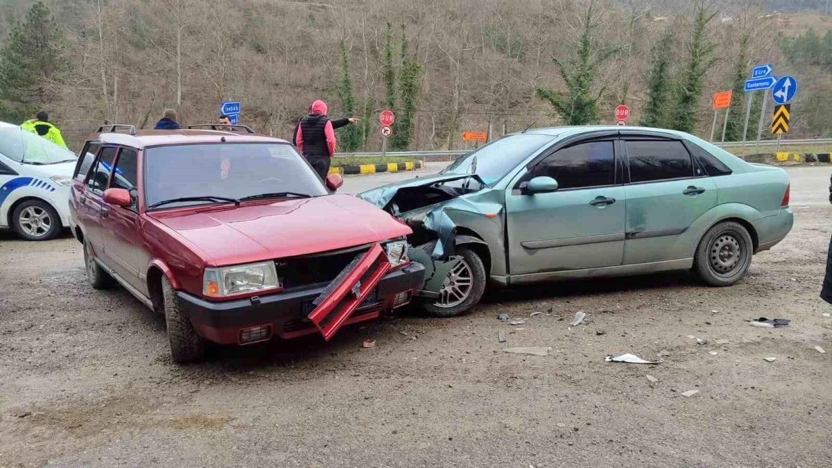 İnebolu'da Zincirleme Trafik Kazası: Sürücüler Yara Almadan Kurtuldu