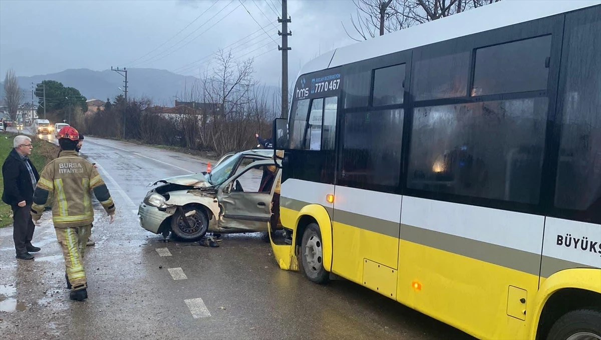 İnegöl'de halk otobüsüyle otomobil çarpıştı: 1 yaralı