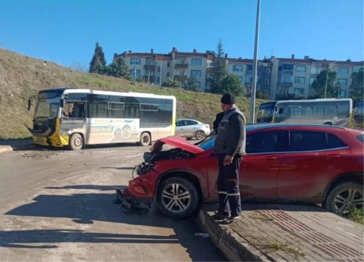 İnegöl'de otomobil ile halk otobüsü çarpıştı: 1 yaralı