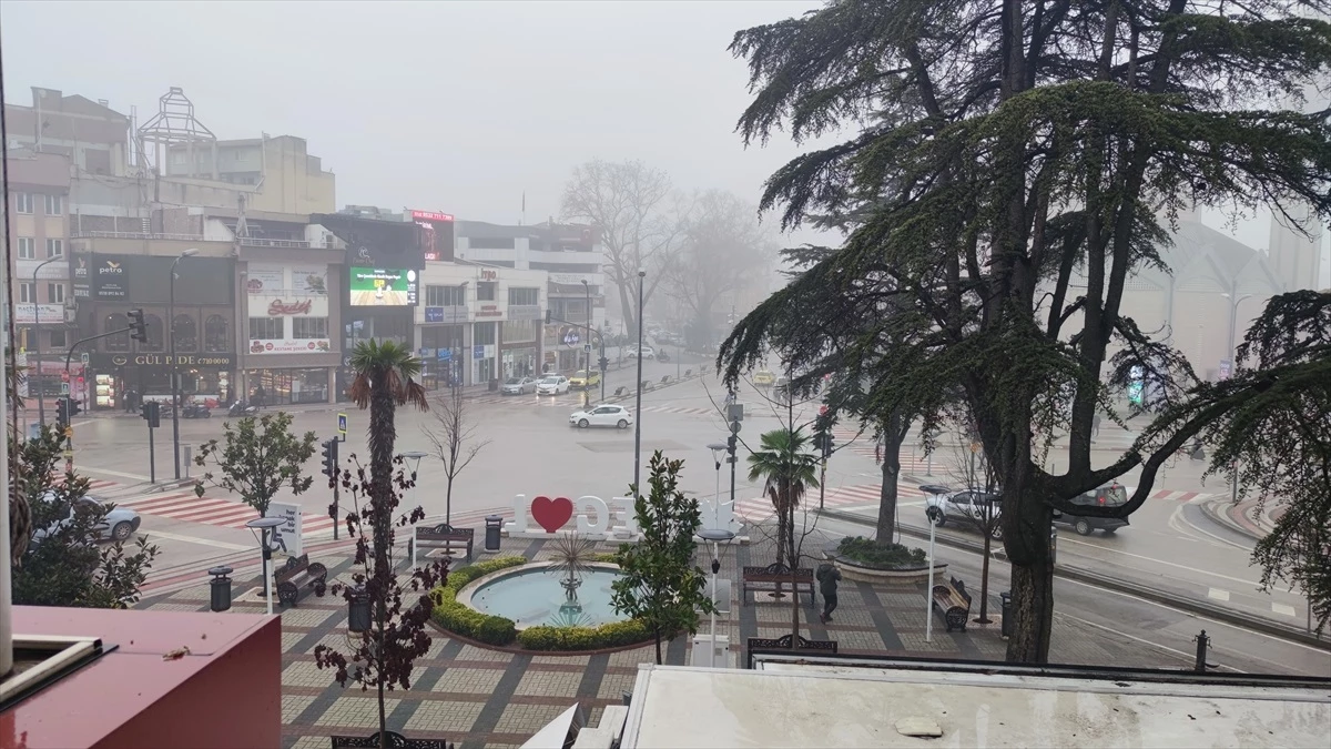 İnegöl'de Yoğun Sis Etkili Oluyor