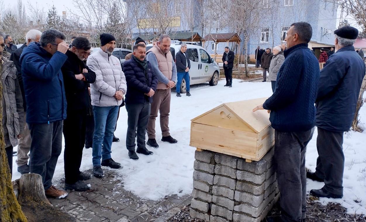 İple asılı bulunan 2 kız çocuğu toprağa verildi... Acılı baba: Çok yalnız bıraktık