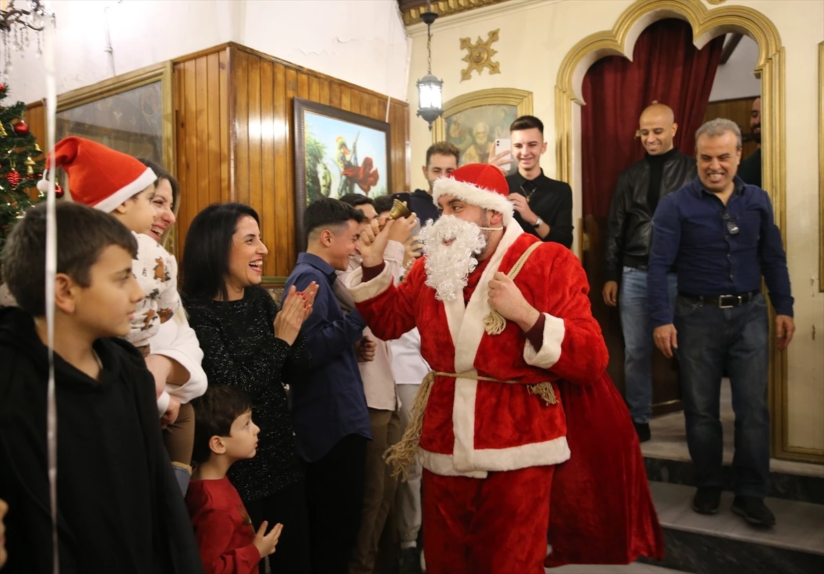 İskenderun'da Aziz Corc Kilisesi'nde çocuklara Noel hediyeleri dağıtıldı