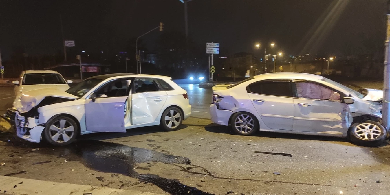 İstanbul Kartal'da Trafik Kazası: Sürücüler Yara Almadan Kurtuldu