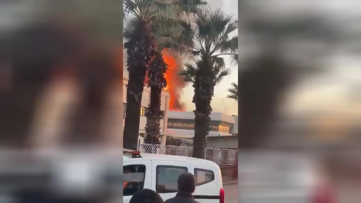 İzmir Çiğli'de Kozmetik Ürünleri Depolanan İşyerinde Yangın: 1 Ölü, 3 Yaralı