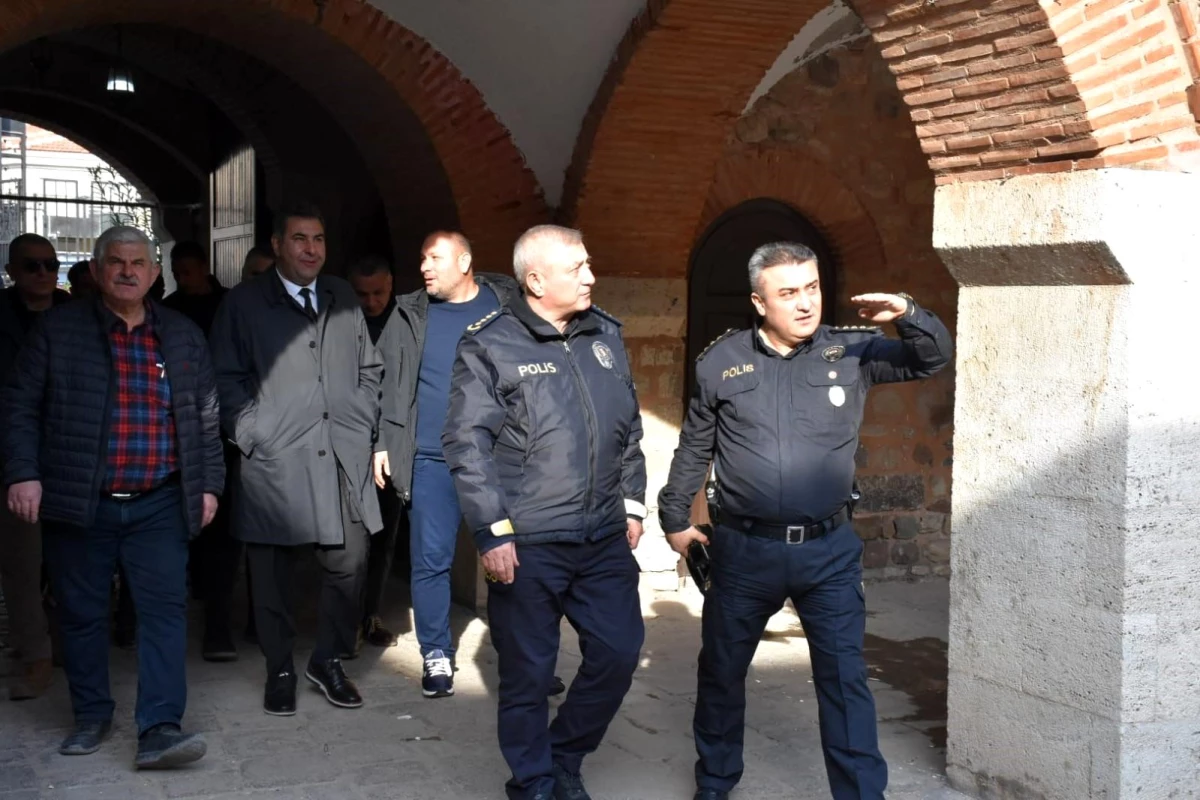 İzmir İl Emniyet Müdürü Celal Sel, Menemen'de denetimler yaptı