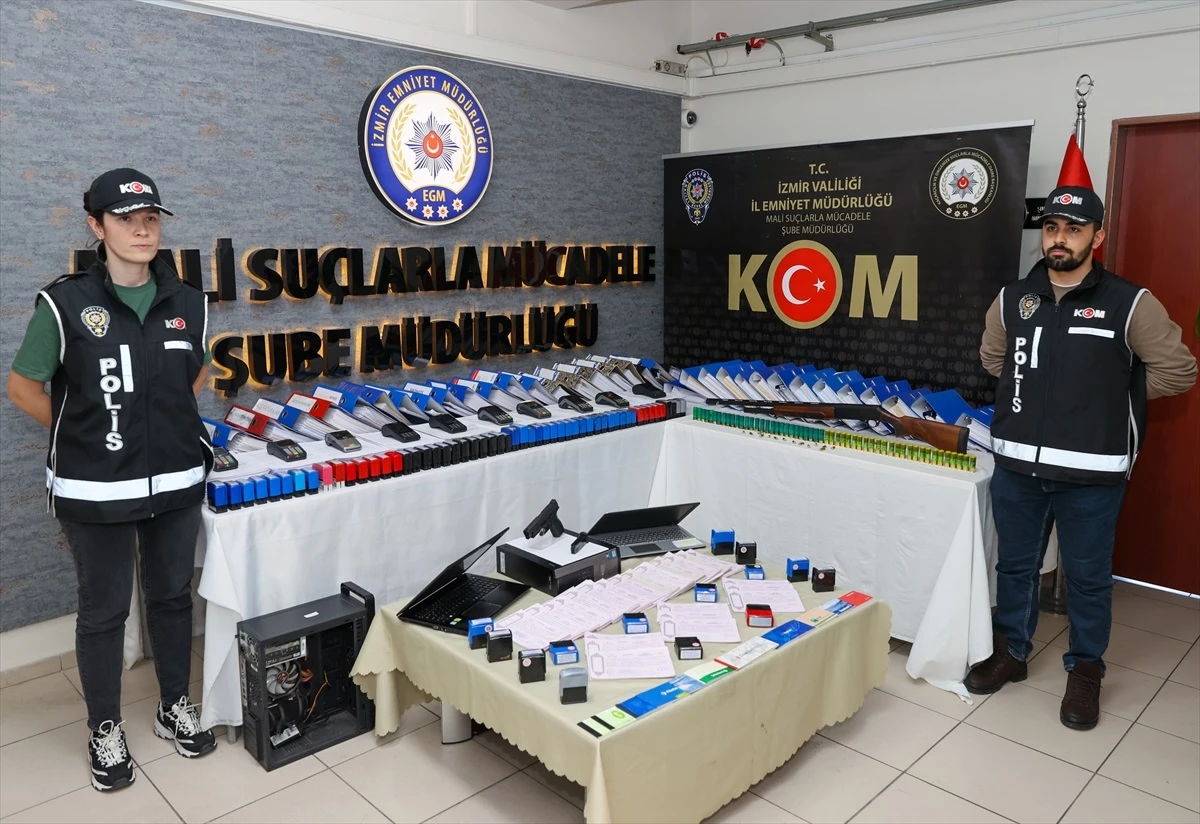 İzmir merkezli 'naylon fatura' operasyonunda 17 şüpheli gözaltına alındı