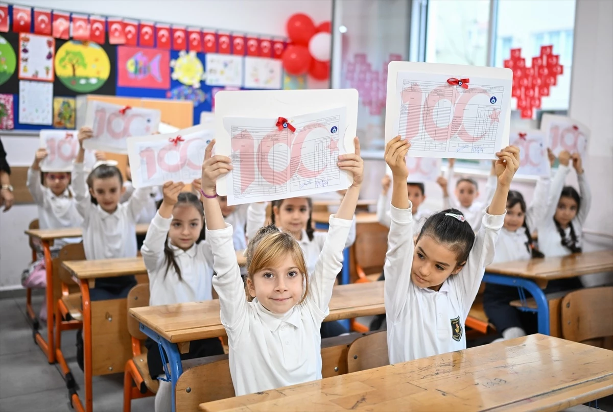 İzmir'de 784 bin öğrenci karne sevinci yaşadı