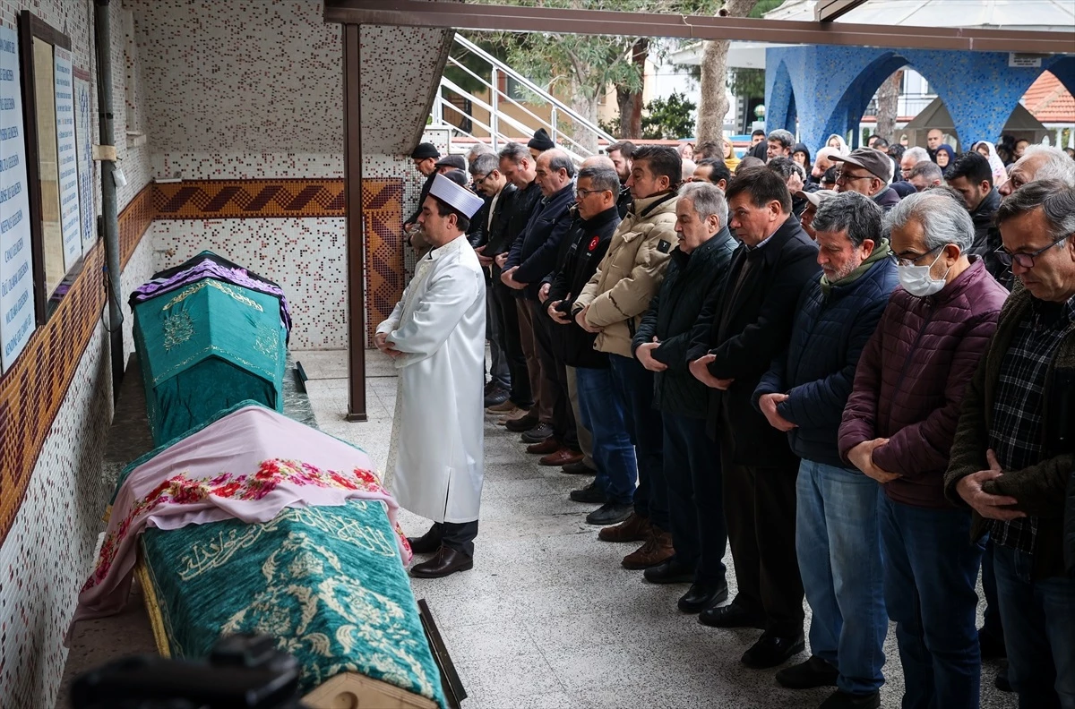 İzmir'de Cinayet-S intihar Olayı: Anneanne ve Torununun Cenazeleri Toprağa Verildi