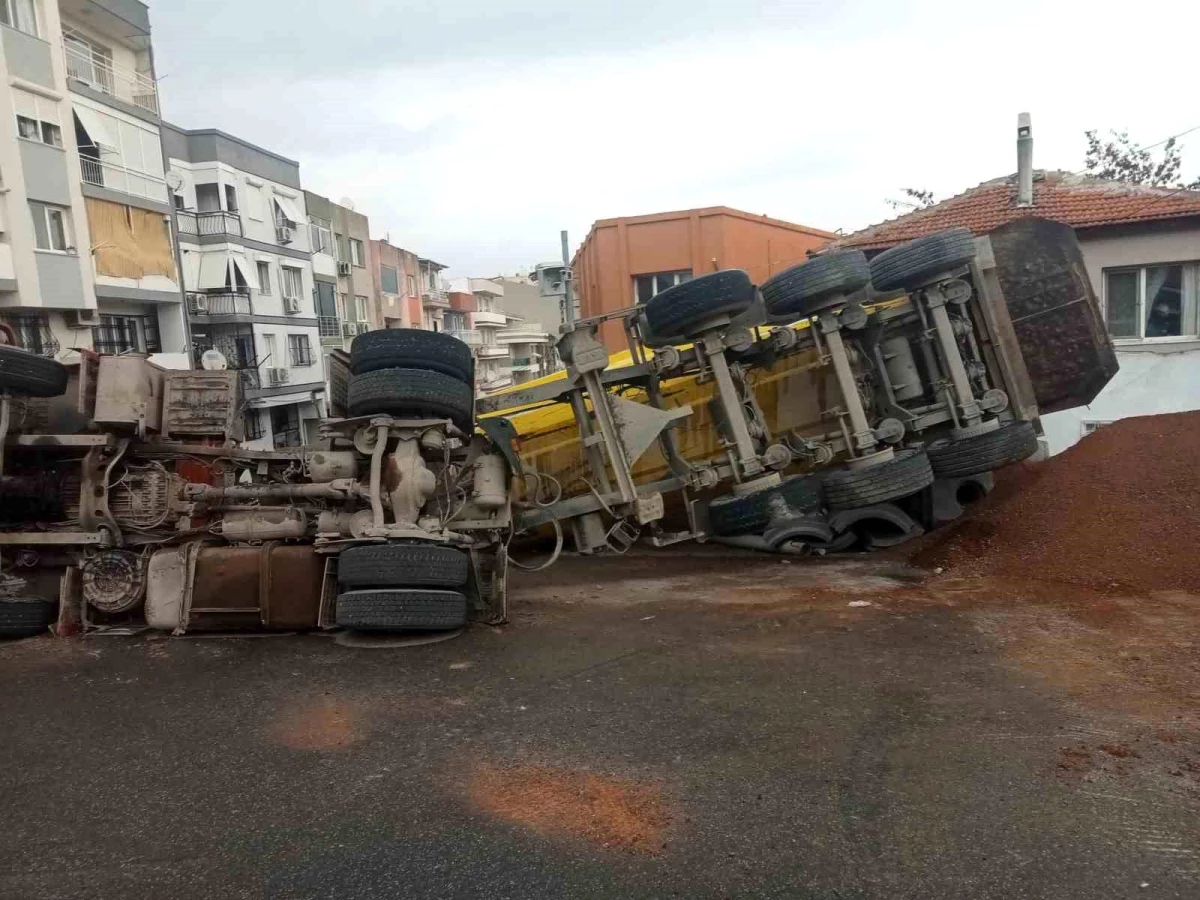 İzmir'de hafriyat kamyonu devrildi