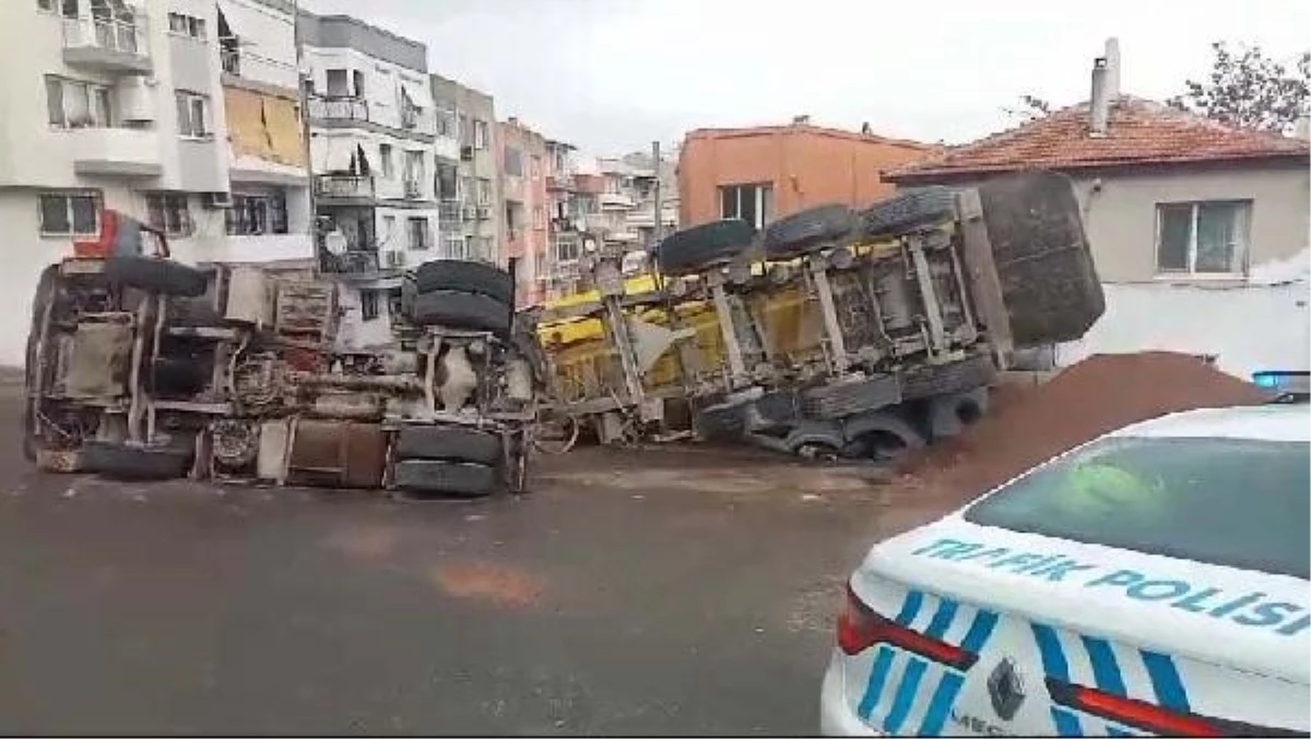 İzmir'de harfiyat kamyonu devrildi