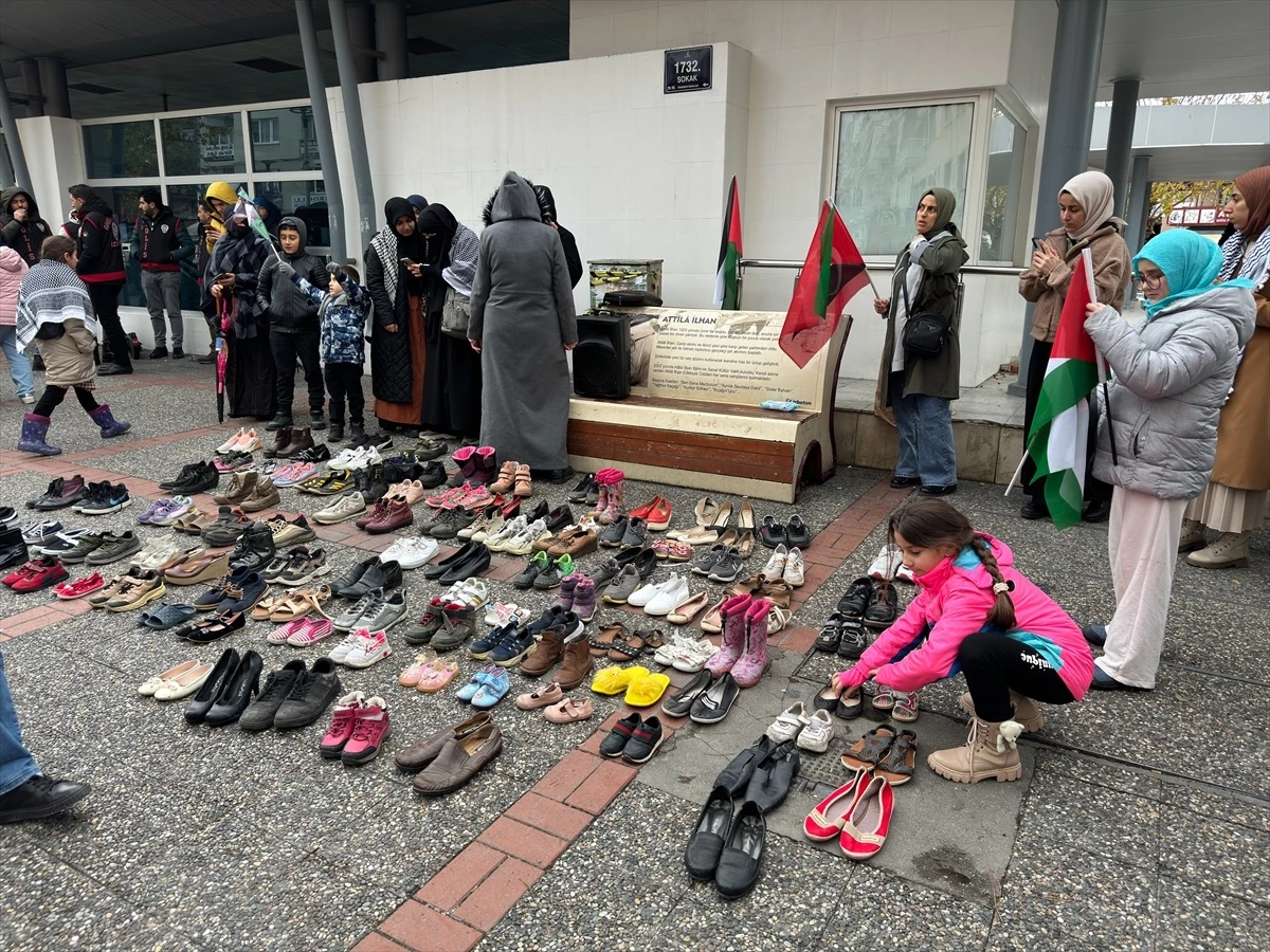 İzmir'de İsrail'in Gazze saldırılarını protesto etmek için ayakkabı bırakma eylemi düzenlendi