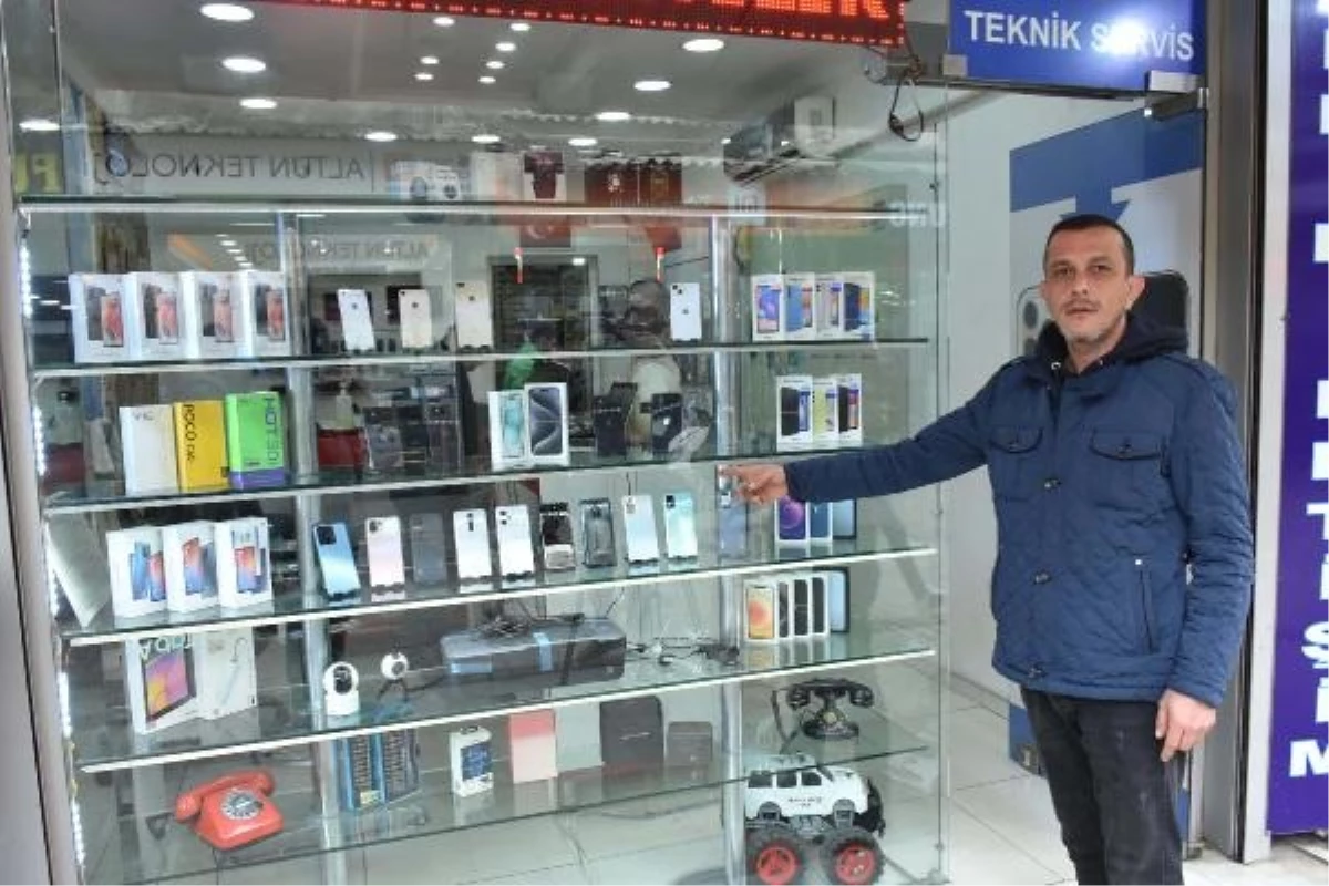 İzmir'de Kaldırım Taşıyla Dükkanın Camını Kırıp Cep Telefonu Çalan Şüpheli Yakalandı