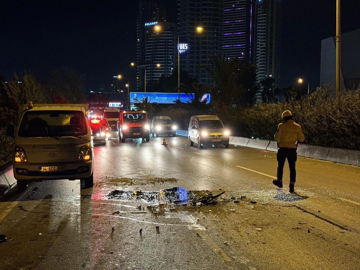 İzmir'de kaza: Belediye kamyonuna çarpan panelvanın sürücüsü yaralandı