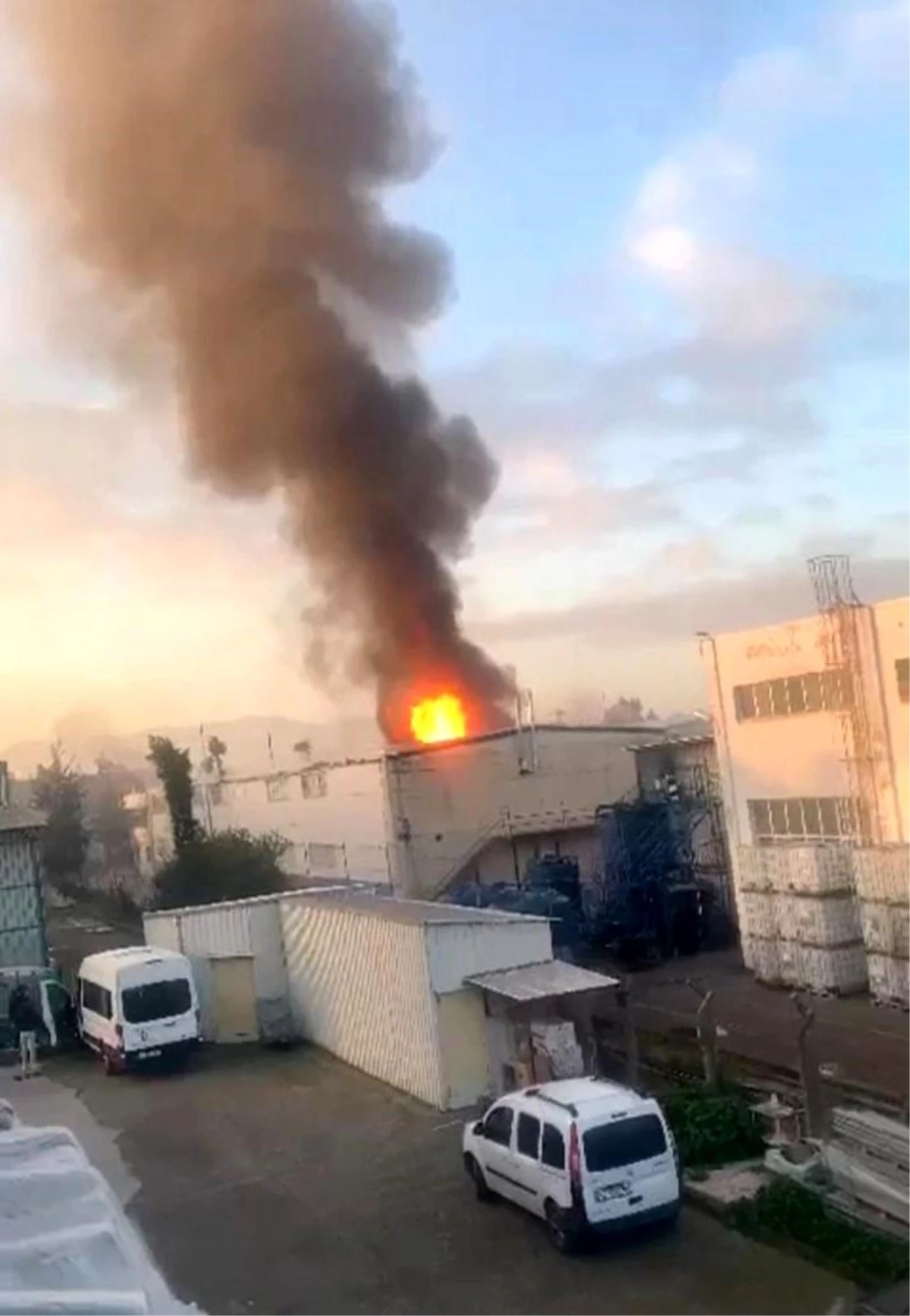 İzmir'de kozmetik deposunda çıkan yangında 1 işçi hayatını kaybetti