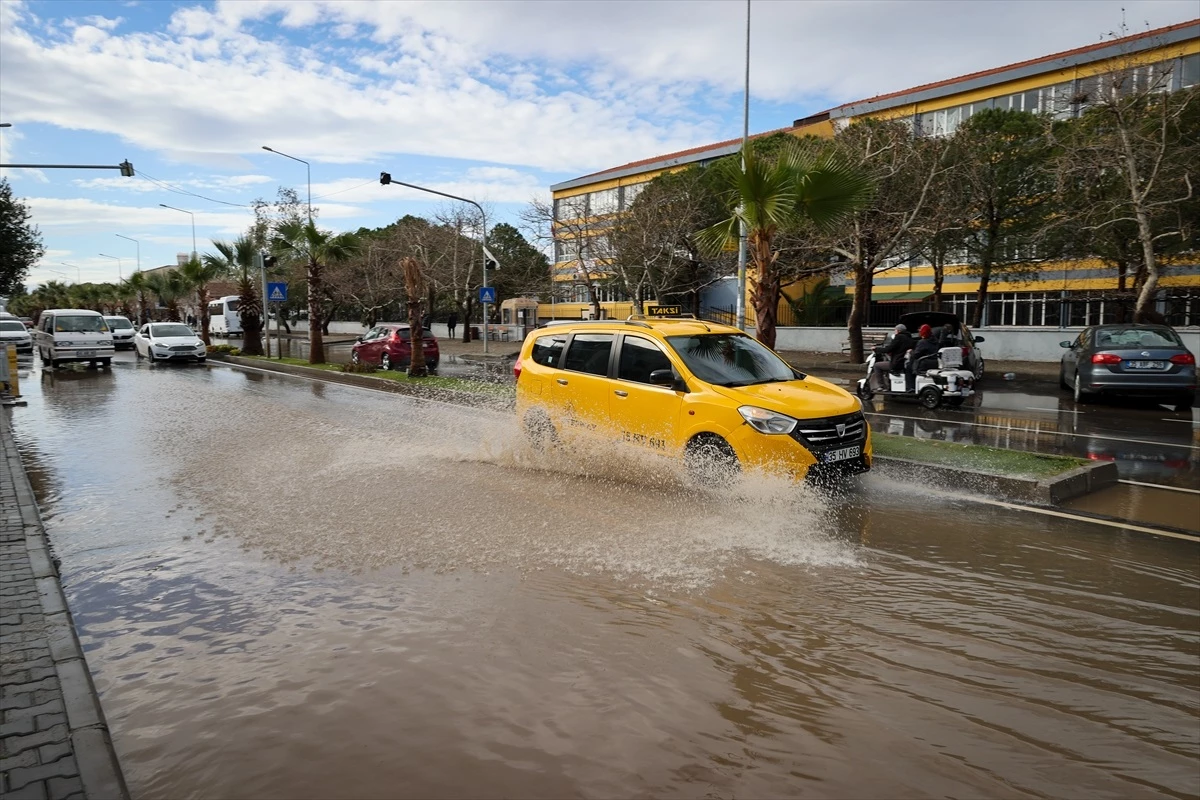 İzmir'de sağanak sonrası dereler taştı, ev ve iş yerleri su altında kaldı