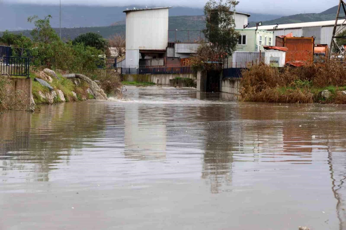 İzmir'de Sağanak ve Fırtına Hayatı Olumsuz Etkiledi