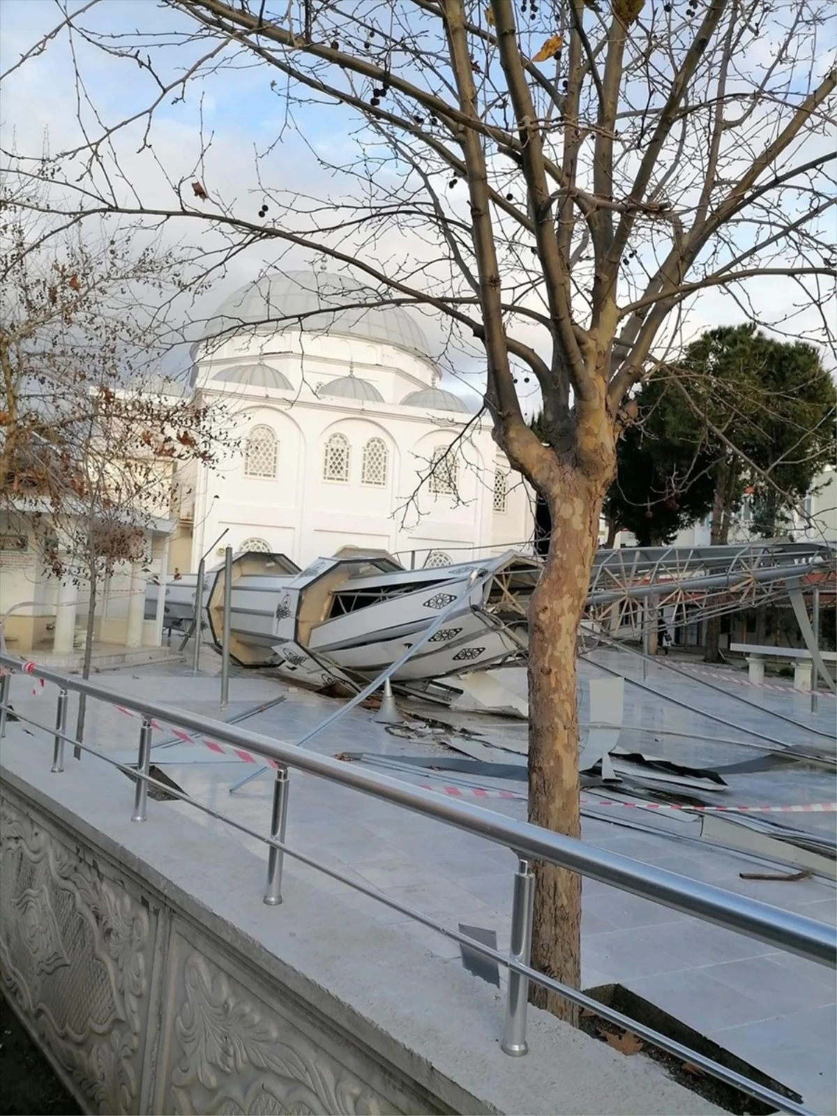 İzmir'de şiddetli fırtına nedeniyle cami minaresi yıkıldı