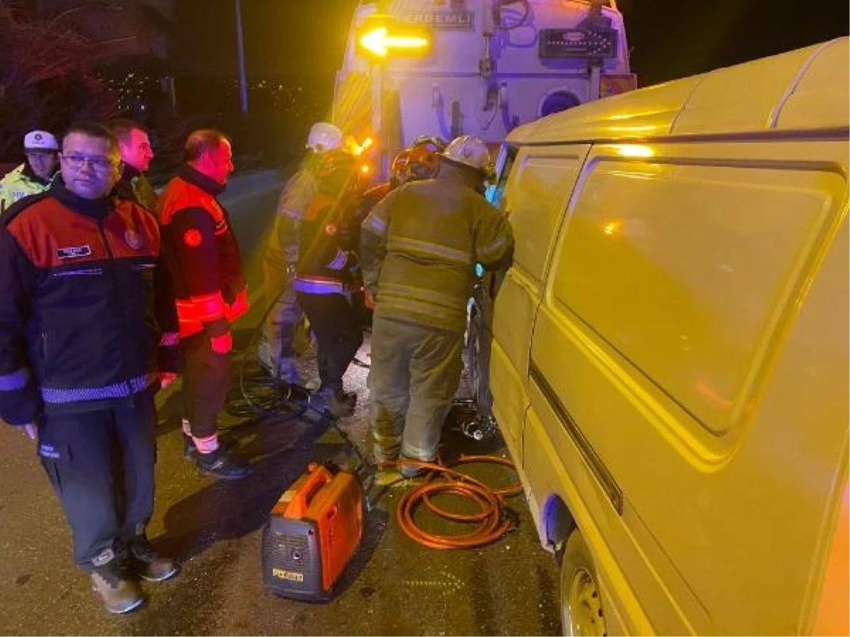 İzmir'de yol temizleme aracına minibüs çarptı: 1 yaralı