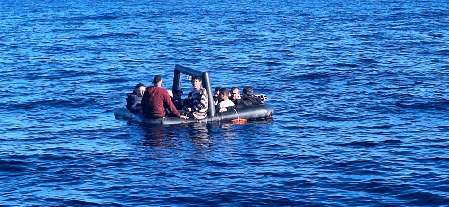 İzmir'de Yunanistan unsurları tarafından geri itilen 95 düzensiz göçmen kurtarıldı