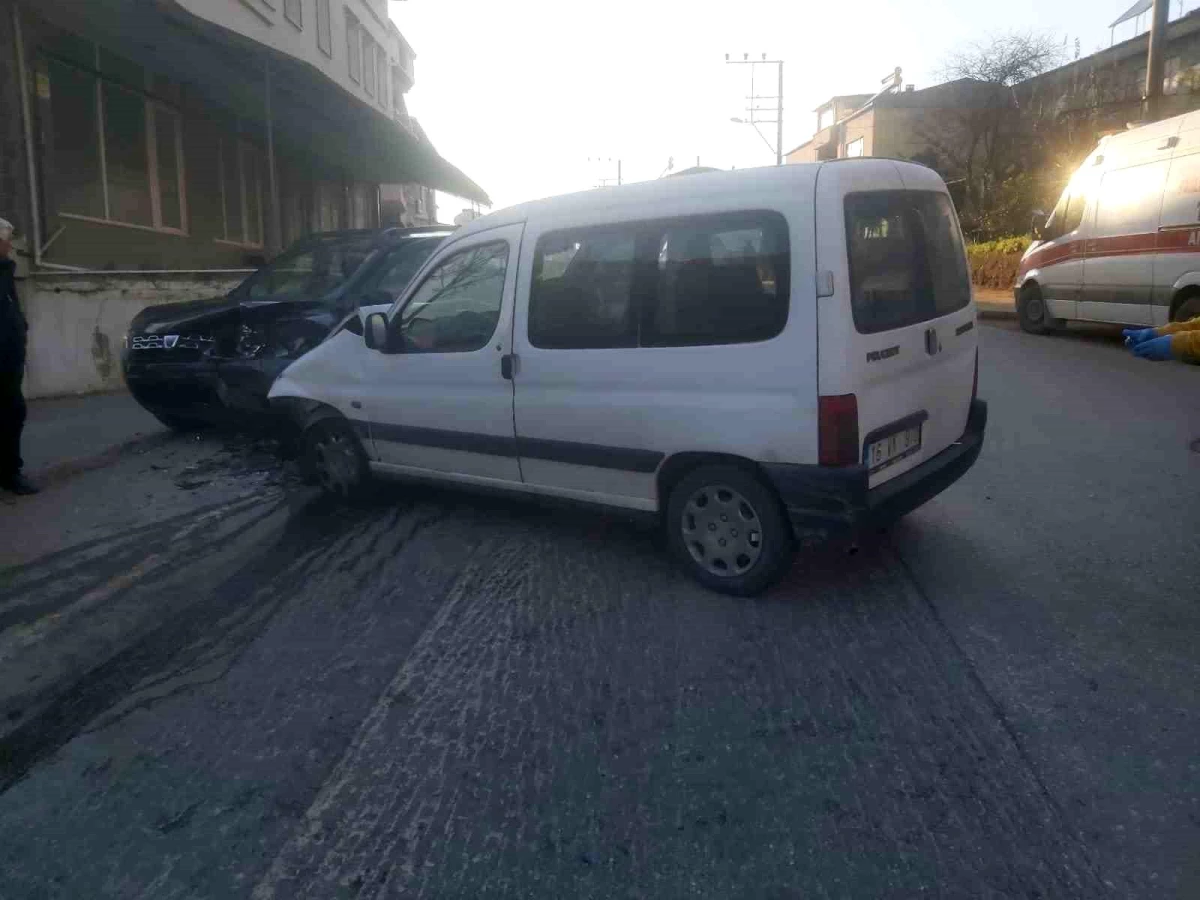 İznik'te kafa kafaya çarpışan otomobillerde 2 kişi yaralandı