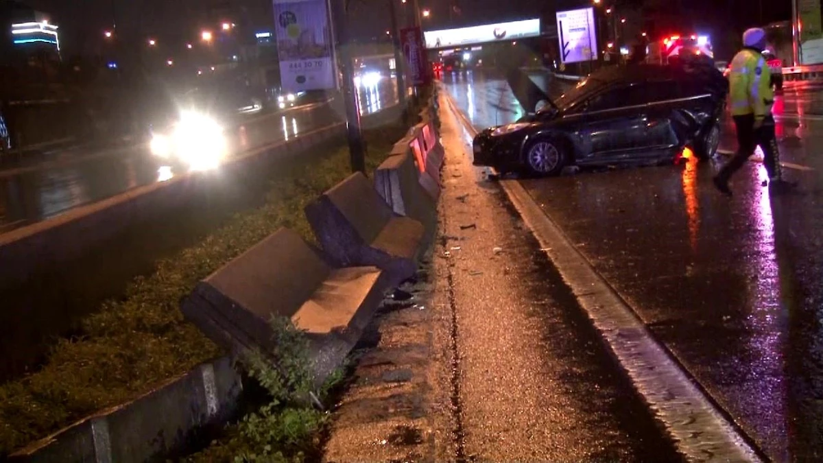 Kadıköy'de Yağışın Etkisiyle Dört Otomobil Kaza Yaptı