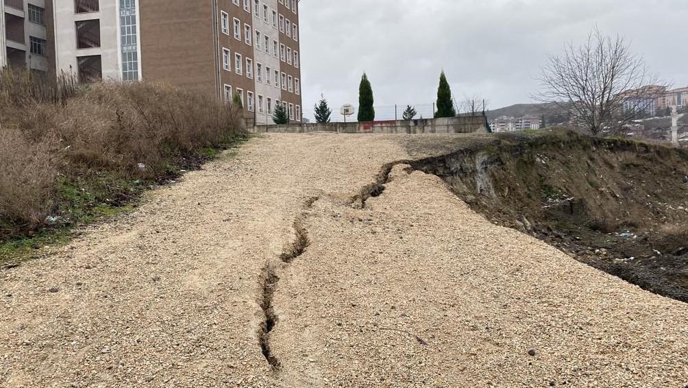 Karabük'te 2 okun yanında heyelan: yolun bir kısmı çöktü