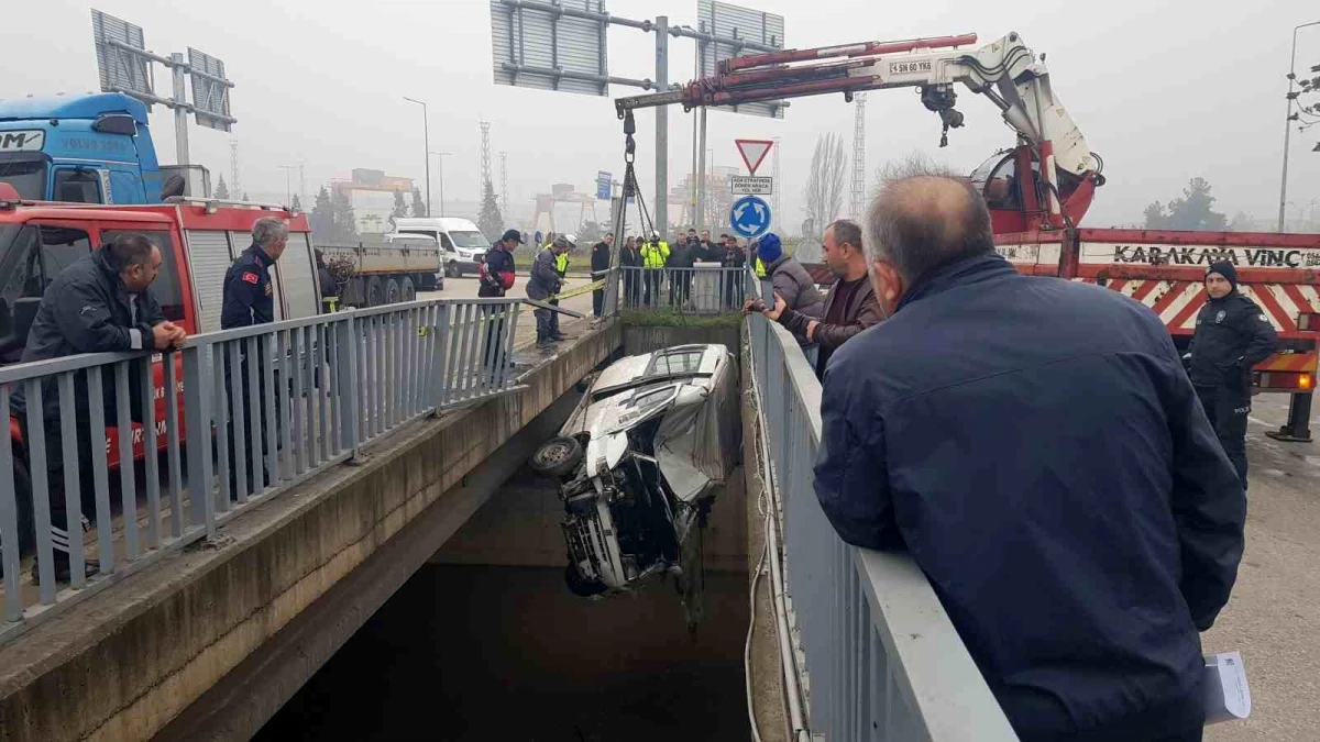 Karabük'te Minibüs Vinç Yardımıyla Çıkarıldı