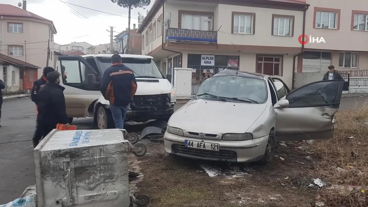 Kargo minibüsü otomobile çarptı: 5 yaralı