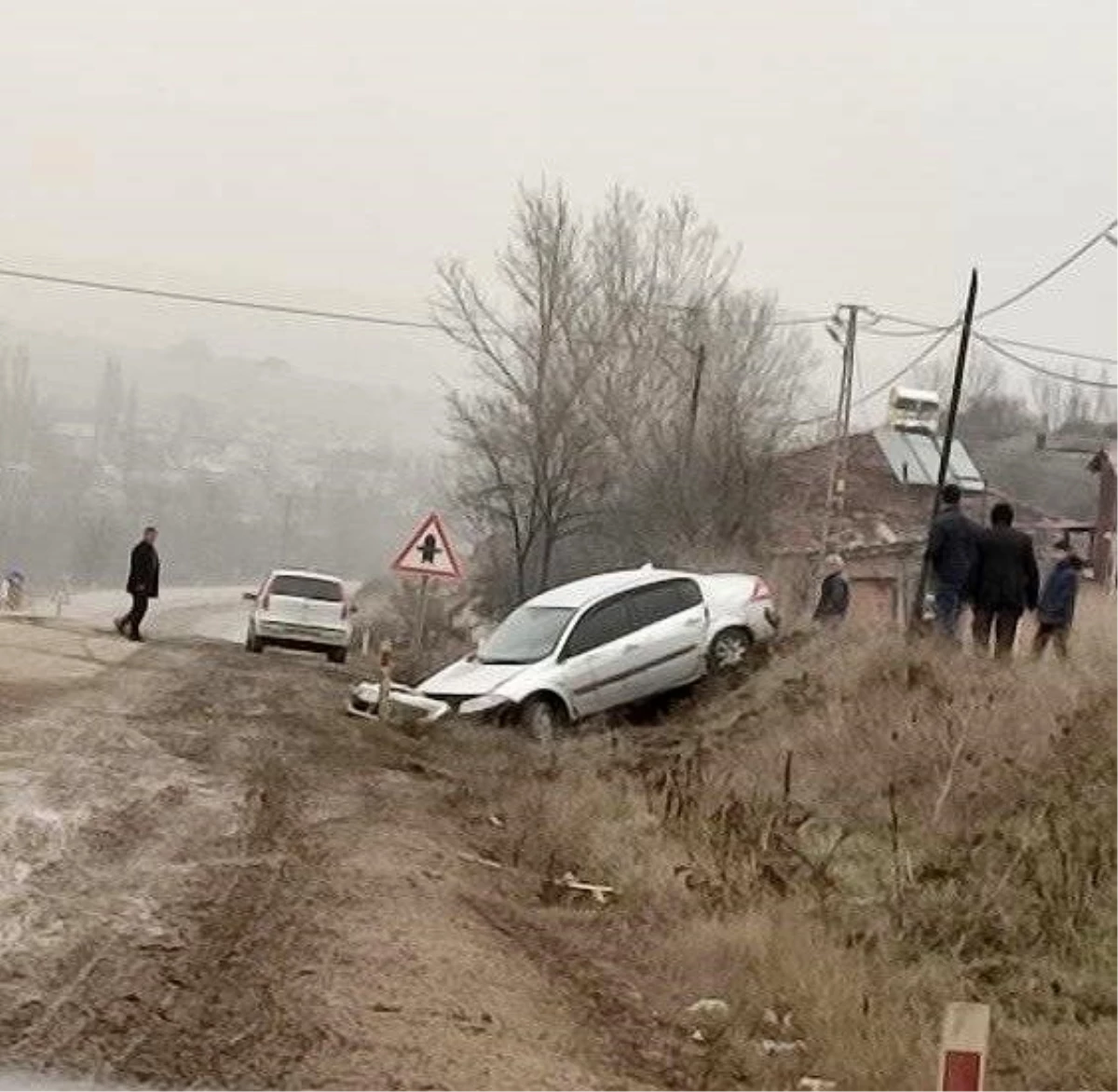 Kastamonu'da Otomobil Tepeciğe Çarptı: Sürücü Yaralandı