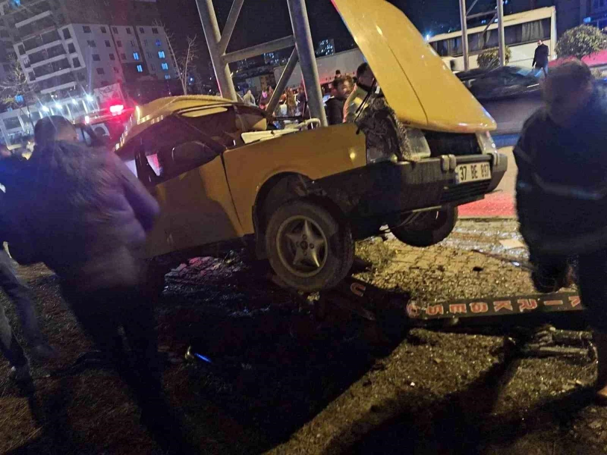 Kastamonu'da Tofaş marka otomobil yön tabelası direğine çarptı, 4 kişi yaralandı