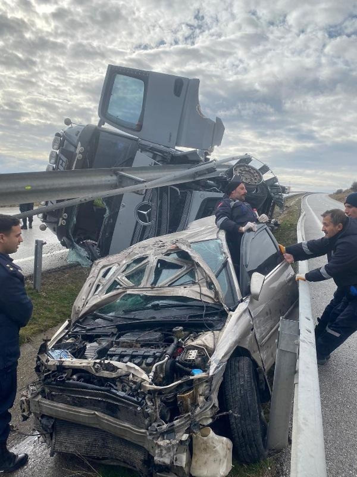 Kırıkkale'de TIR ile otomobil çarpıştı: 3 yaralı