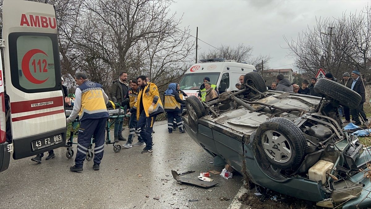 Kütahya'da Elektrik Direğine Çarpan Otomobilde 5 Kişi Yaralandı