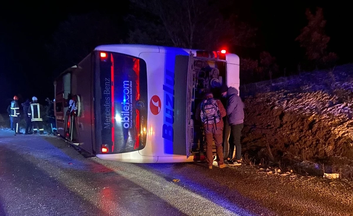 Kütahya'da yolcu otobüsü devrildi: 18 yaralı