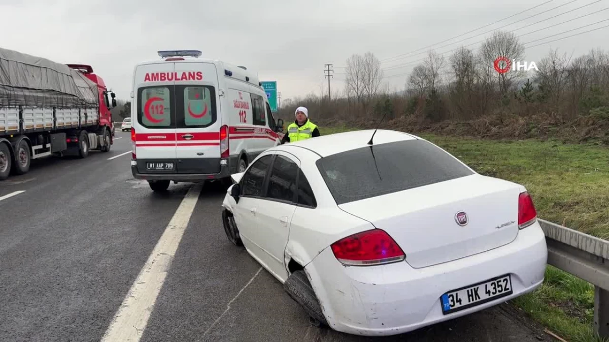 Lastiği patlayan otomobil bariyerlere çarptı