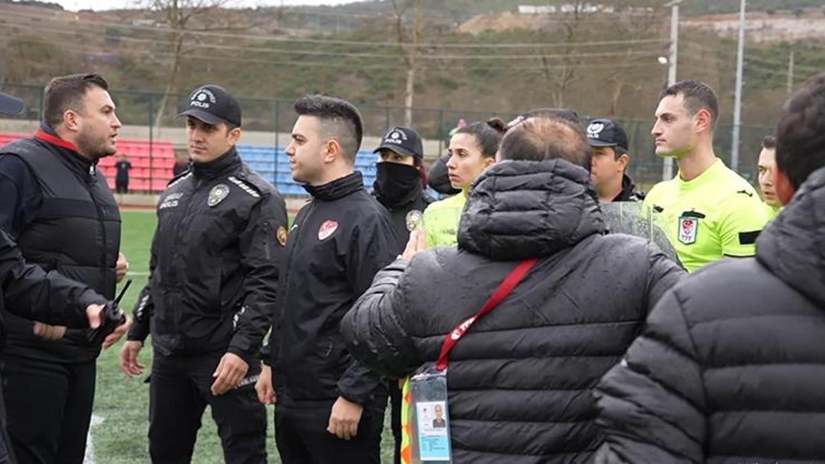 Maç sonu taraftarlara el hareketi yaptı, ortalık karıştı