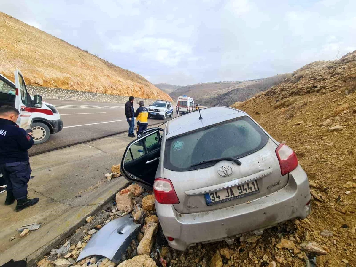 Malatya'da otomobil drenaj kanalına düştü, 3 kişi yaralandı