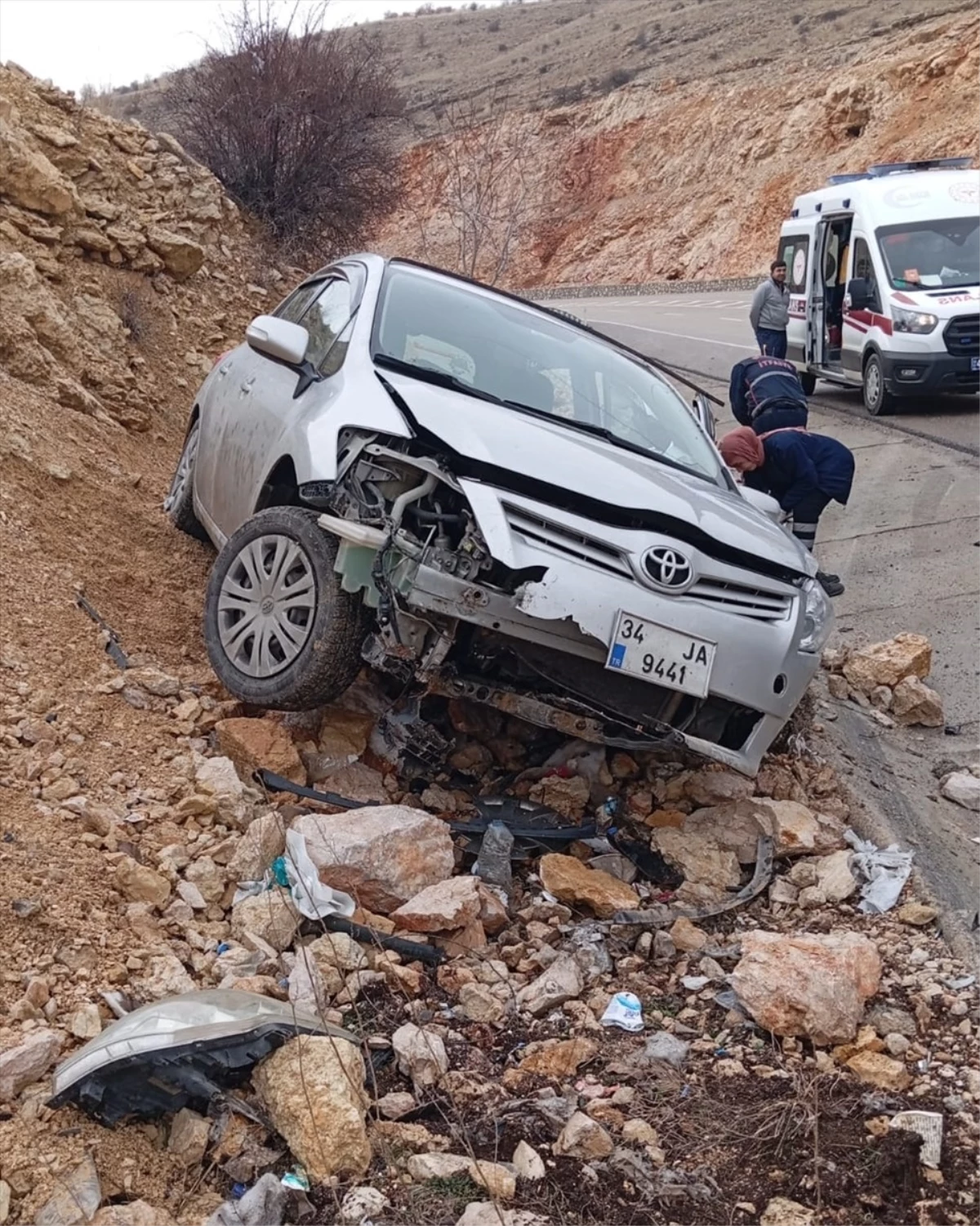 Malatya'da otomobil kaza yaptı: 3 kişi yaralandı