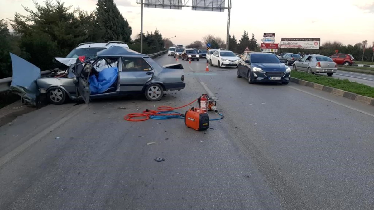 Manisa'da Kontrolden Çıkan Otomobilin Karşı Şeride Geçerek Hafif Ticari Araçla Çarpıştığı Kazada 2 Kişi Hayatını Kaybetti