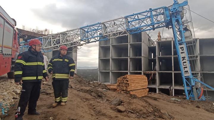 Manisa'da operatörün feci ölümü! Devrilen kule vincin demirlerine asılı kaldı