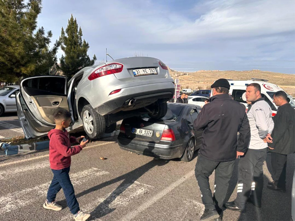 Mardin'de Otomobillerin Üst Üste Çıktığı Trafik Kazası