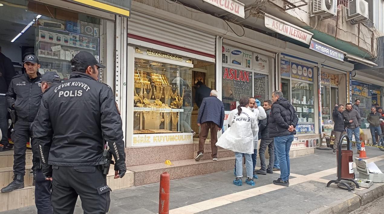 Mardin'de soygun girişimi! Kendilerine engel olmak isteyen kuyumcuyu vurdular