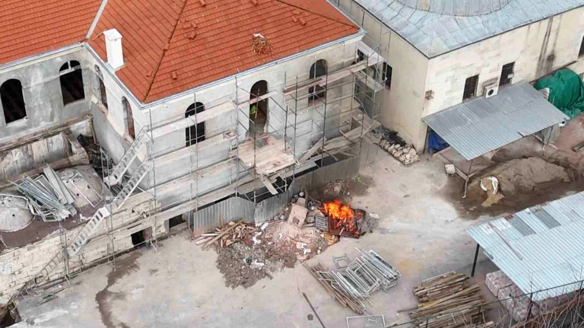 Marmara Üniversitesi Rektörlük Binası Restorasyonunda İşçilerin Ateşi Görüntülendi