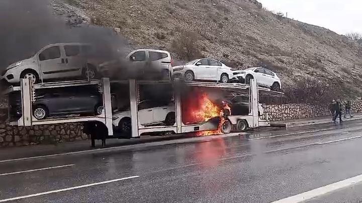 Mersin'de seyir halindeki TIR'da yangın: Dorsedeki 6 otomobil kullanılamaz hale geldi