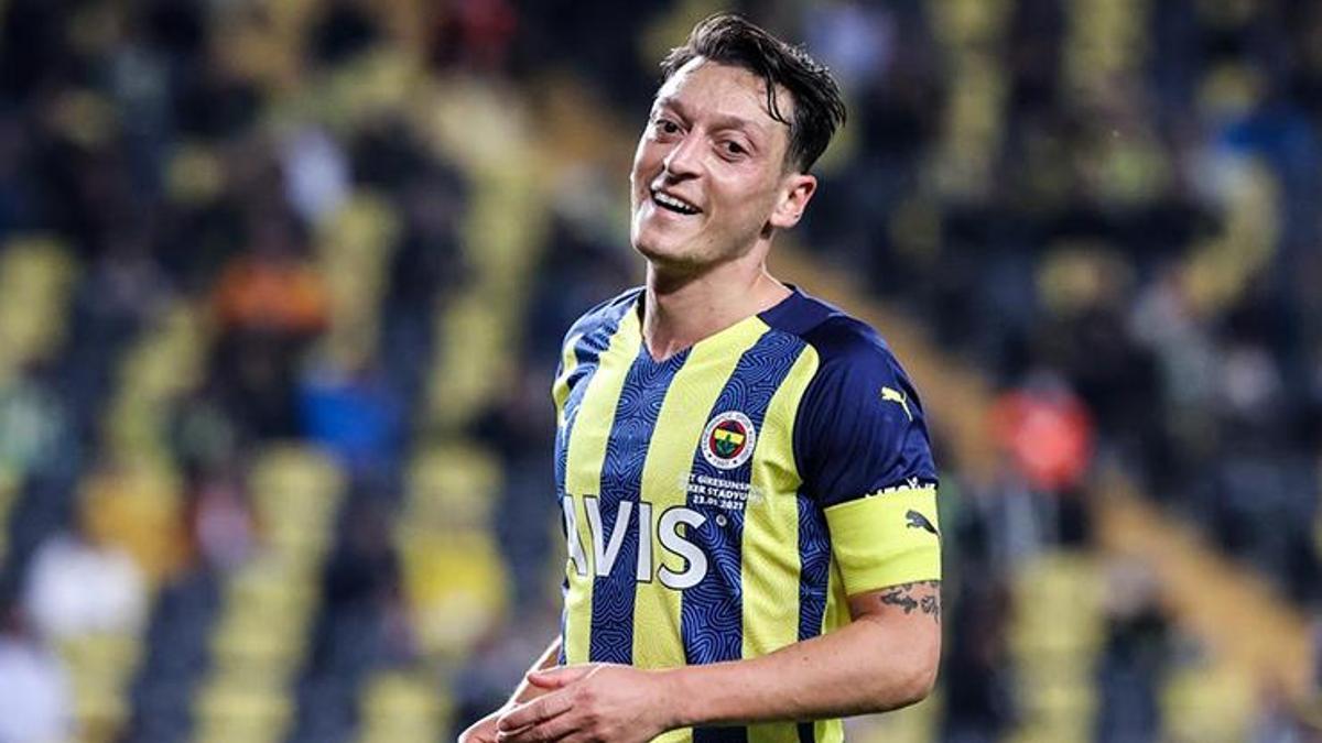 Mesut Özil'den Fenerbahçe'yi şaşırtan hamle! Taraftarı kızdırdı