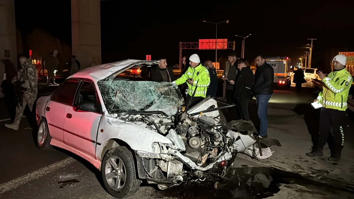 Muş'ta Kontrolden Çıkan Otomobilde 2 Kişi Yaralandı