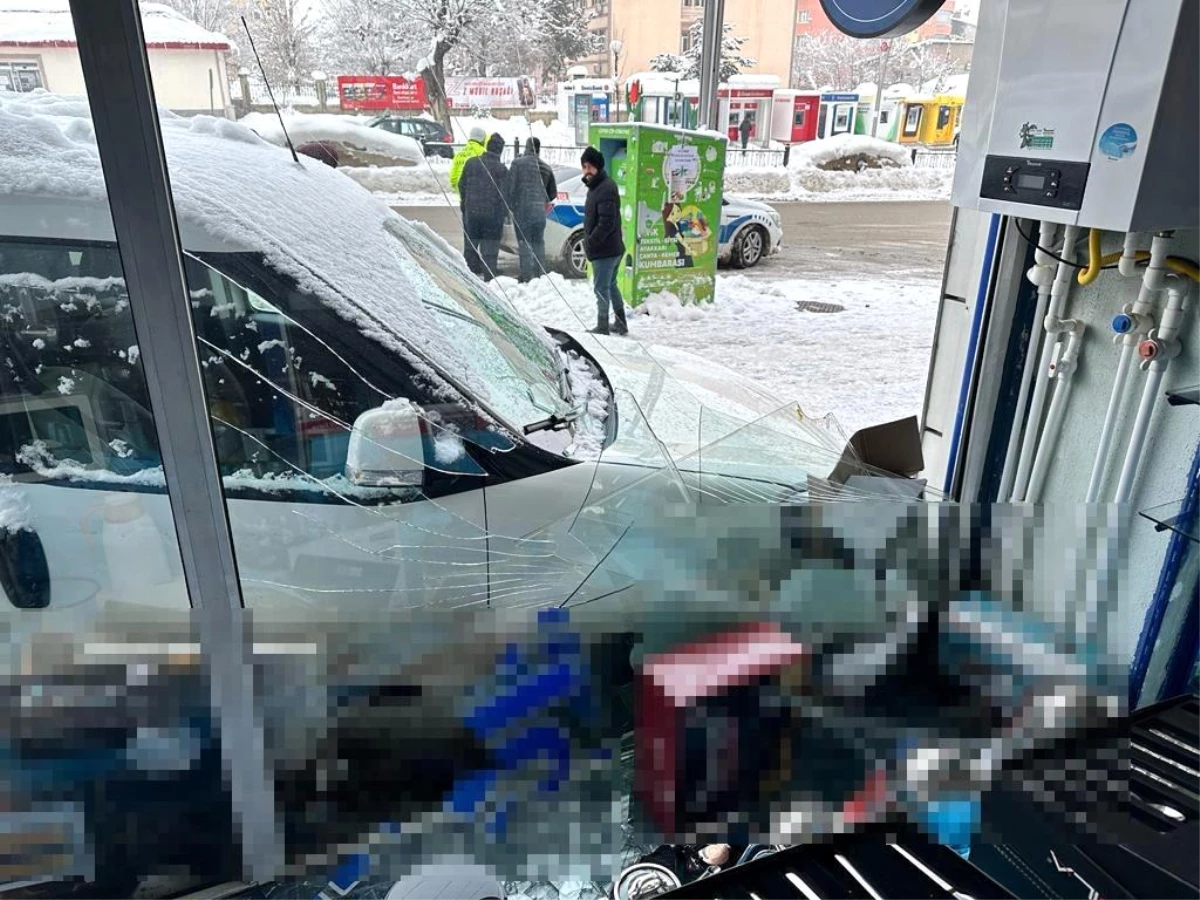 Muş'ta U dönüşü yapan araç park halindeki araca çarptı