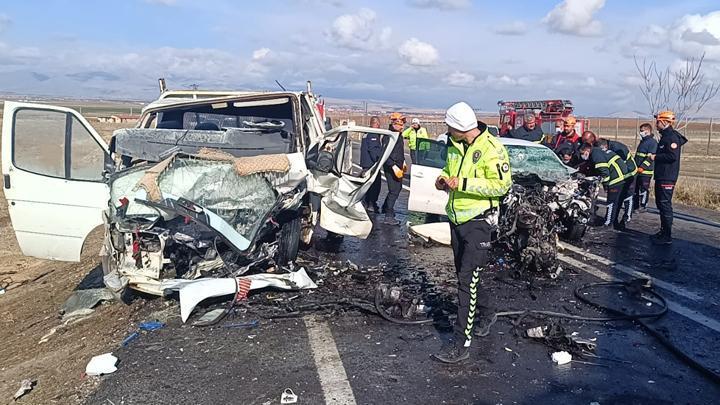 Niğde'de feci kaza: 1 ölü, 2 yaralı