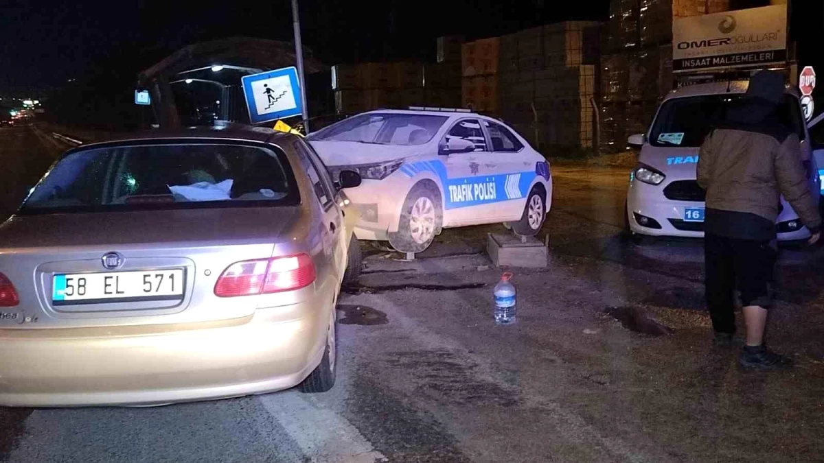 Orhangazi'de Kontrolden Çıkan Otomobil Polis Otosu Maketine Çarptı