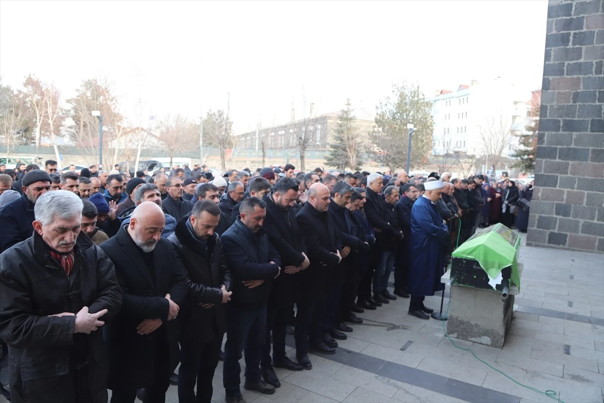 Otomobil Kazasında Hayatını Kaybeden Katip Kars'ta Toprağa Verildi