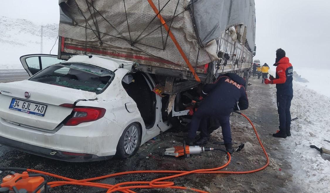 Otomobil TIR'a arkadan çarptı! Feci kazada 2 kişi hayatını kaybetti